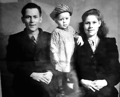 Павел Ефимович и Александра Павловна Карнауховы с дочерью Галиной, начало 1950-х